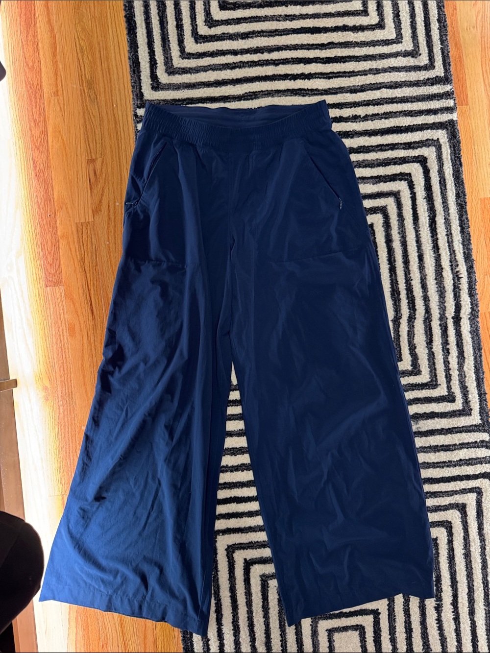 Swift Wide-Leg Mid-Rise Pant size 10 NAVY Lululemon